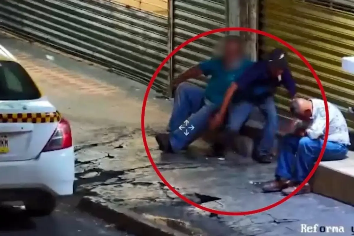 Hombres robando en el centro de Monterrey. Foto: Policía de Monterrey