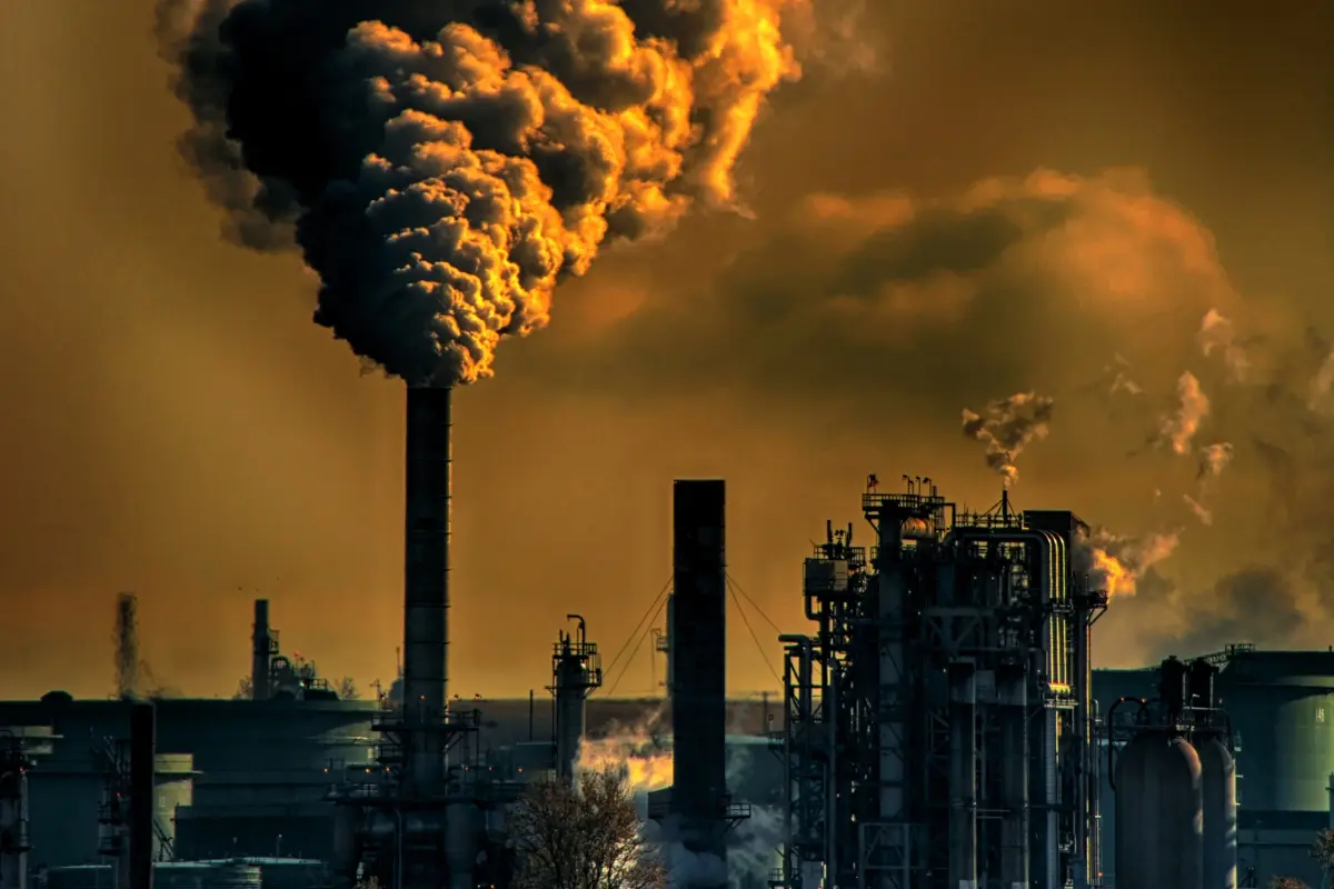 Empresa contaminando ambiente. Foto: Canva