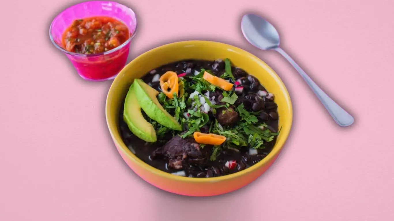 ¿Cuál es el origen del frijol con puerco de Yucatán?. Foto: Canva