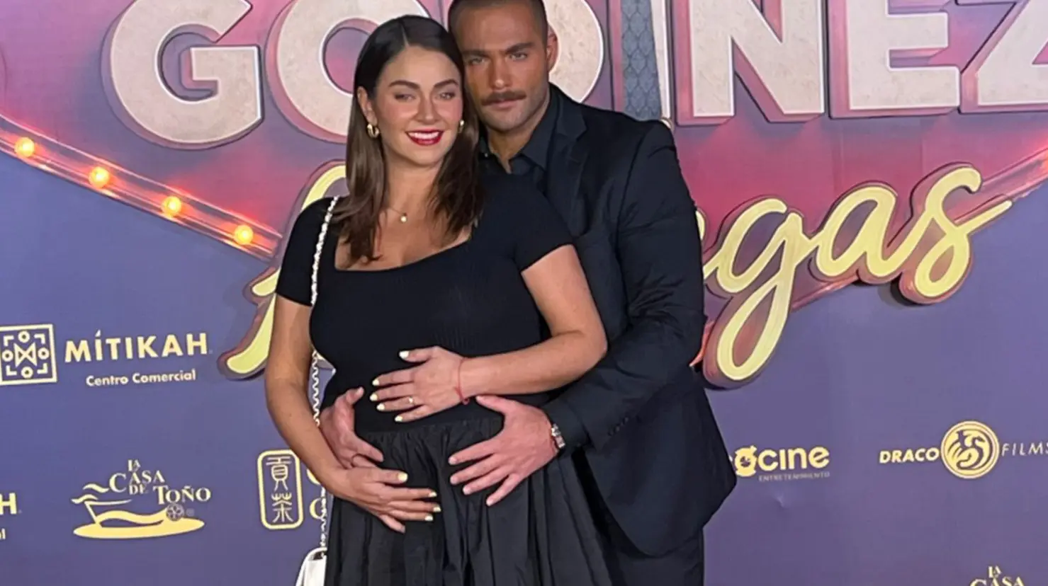 Claudia Martín posó junto a su esposo, Carlos Said, luciendo su baby bump con ternura y naturalidad. Foto: Nayib Canaán