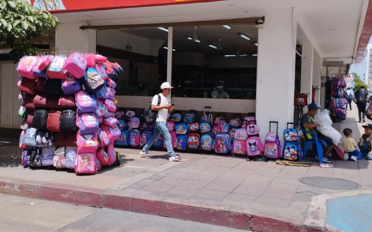 Venta de mochilas en calles de Tuxtla Gutiérrez, Chiapas. Foto: María Inés Muñoz