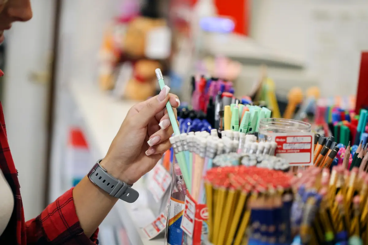 Profeco sugiere elaborar un presupuesto para el regreso a clases y así fomentar un consumo seguro y sostenible. Foto: Canva