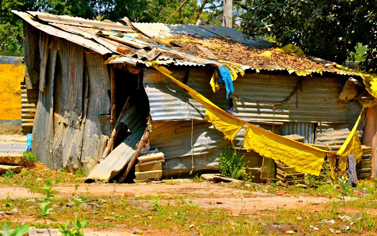 Casa hecha de lámina. Foto: Canva