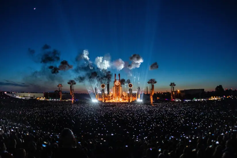 Rammstein se caracteriza por los elaborados montajes en sus presentaciones en vivo y fuegos pirotécnicos. Foto: FB @Rammstein 