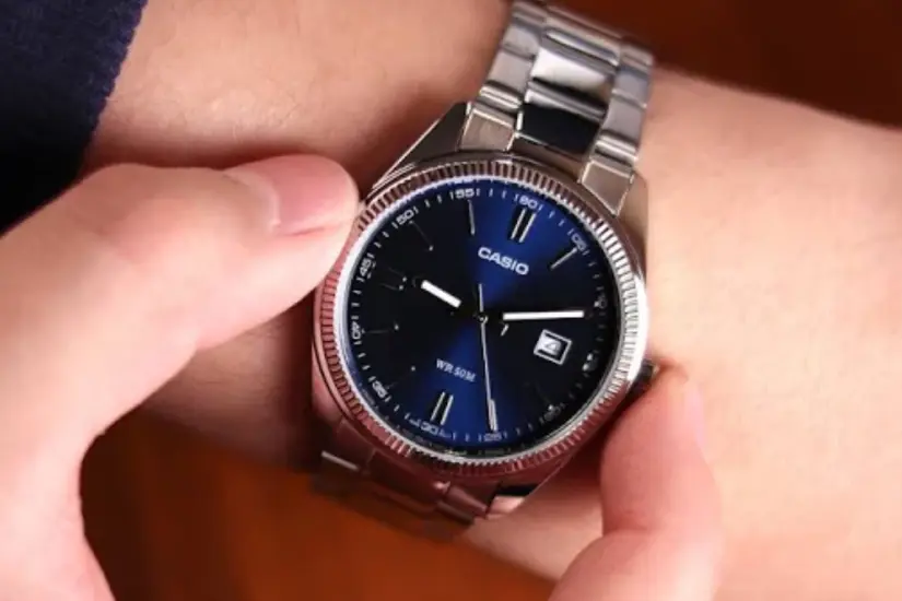 Este reloj Casio plateado para hombre destaca por su elegancia y resistencia, y lo puedes conseguir fácilmente en Coppel. Foto: Canva