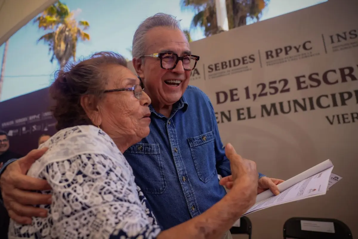 Rubén Rocha con mujer de la tercera edad Foto. X(Twitter) @rochamoya_