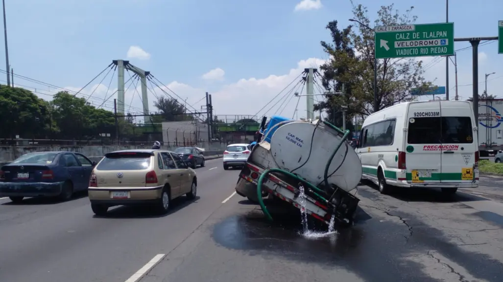 FOTOS | Socavón en Iztapalapa atrapa pipa con más de 10 mil litros de agua potable