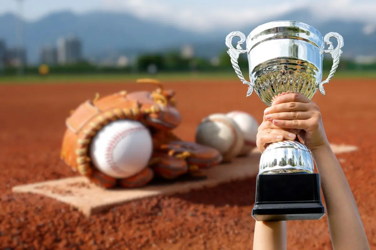 Su actuación lo coloca como uno de los prospectos más prometedores del béisbol mexicano. Foto: Biblioteca Canva