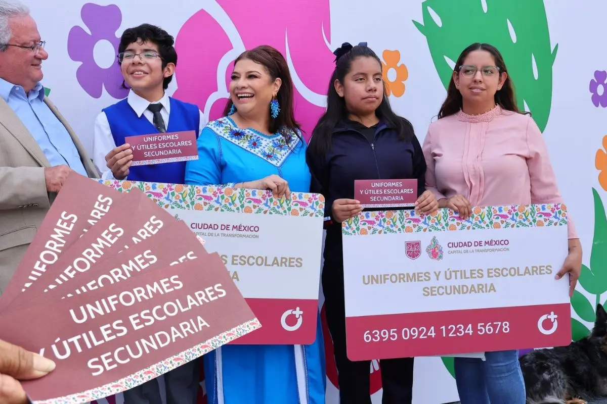 Clara Brugada en entrega apoyos económicos para útiles y uniformes escolares.      Foto: Gobierno CDMX l Canva
