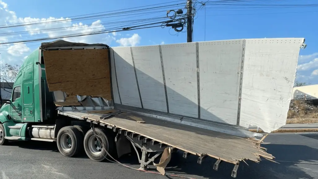 Tráiler, camión urbano y locomotora protagonizan accidente en Escobedo