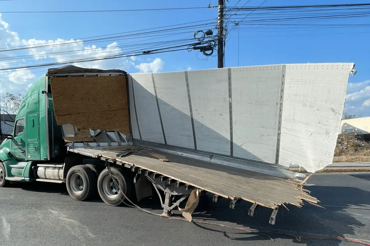 El percance involucró un tráiler que transportaba rollos de papel, un camión urbano de MuevoLeón y una locomotora. Foto: Secretaría de Seguridad Ciudadana.