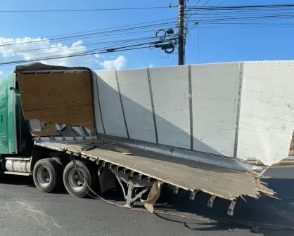 Tráiler, camión urbano y locomotora protagonizan accidente en Escobedo