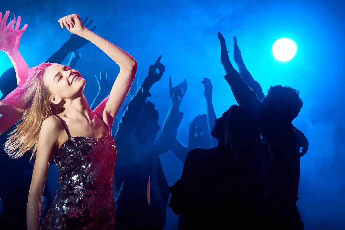 Si tu plan de fin de semana incluye bailar, socializar y vivir la energía de un club moderno, esta es una buena opción. Foto: Canva.