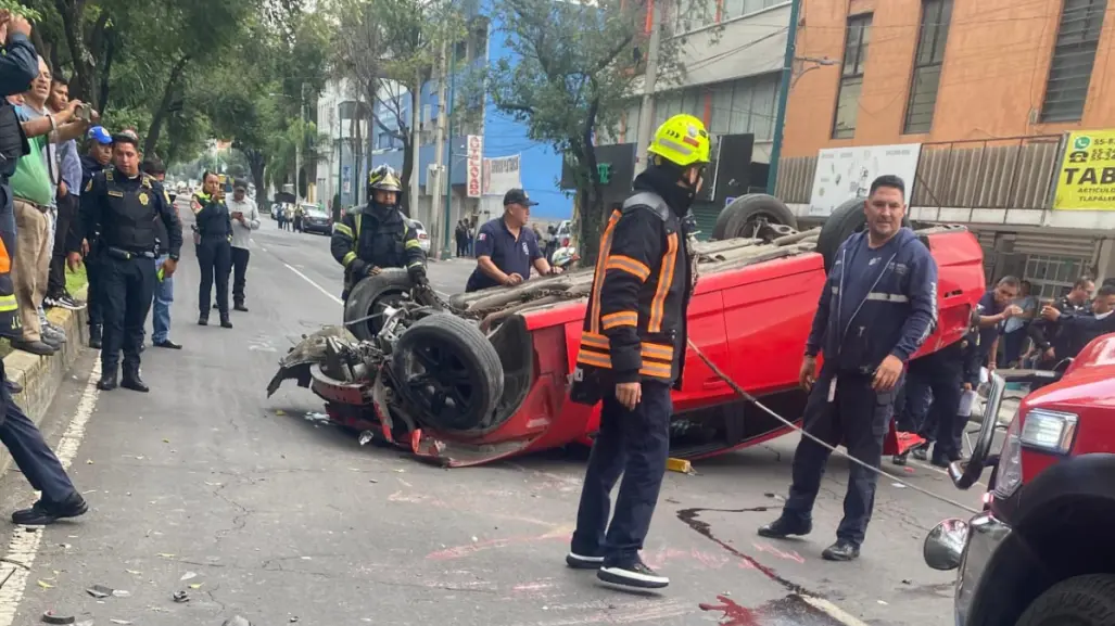 Volcadura de auto en CDMX deja dos lesionados en Iztapalapa