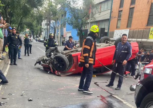 Volcadura de auto en CDMX deja dos lesionados en Iztapalapa
