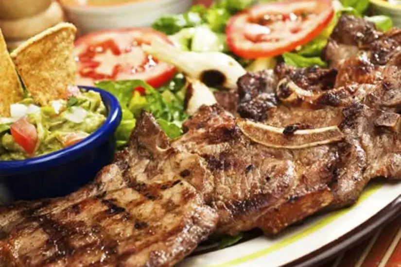 La carne a la tampiqueña es un filete asado acompañado de enchiladas y frijoles refritos, entre otras guarniciones. Foto: Coco Grill 