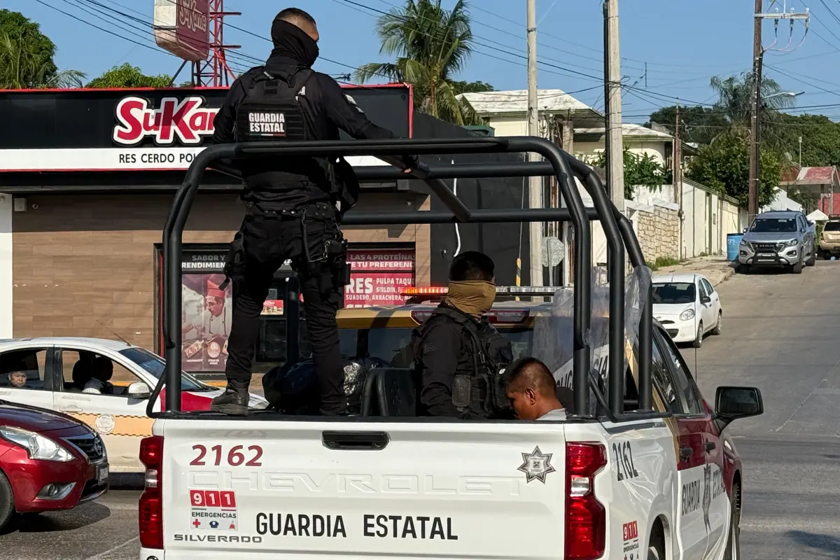 Los comerciantes ambulantes denunciaron fuerza excesiva durante el operativo realizado por autoridades estatales y municipales. Foto: Carlos García
