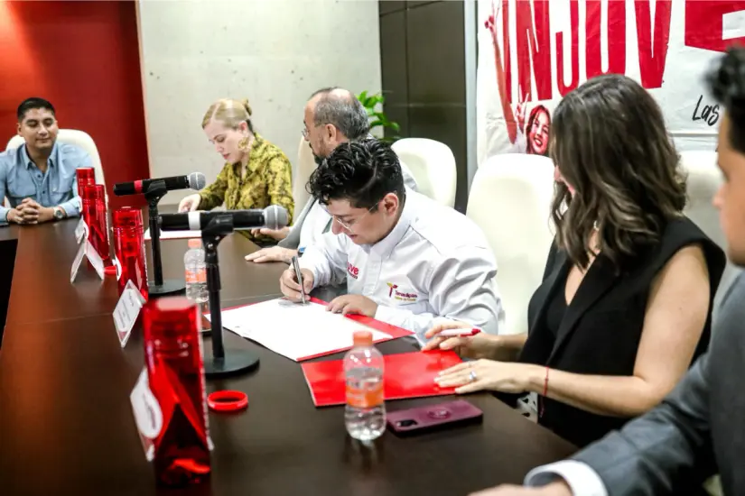 Firma de convenio entre el Gobierno de Tamaulipas, representado por el Instituto de la Juventud, y banco Santander. Foto: INJUVE Tamaulipas