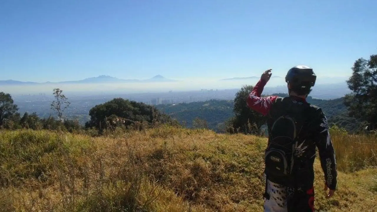 Descubre la ruta de ciclismo escondida en Edomex con miradores, ríos y cascadas. Foto: pedalia.cc / Canva