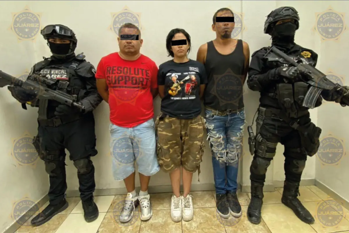 Durante la intervención, se les aseguraron diversas dosis de hierba con características similares a la marihuana/Foto: Policía de Juárez