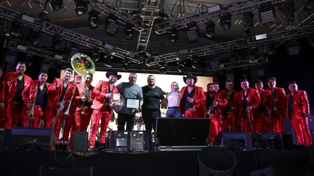 Carlos Rodríguez "El Cuate" celebra junto a miles el 388 aniversario de Cadereyta