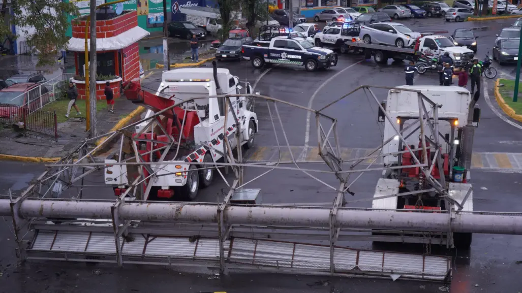 Espectacular cae sobre auto en Tlalnepantla durante fuertes lluvias