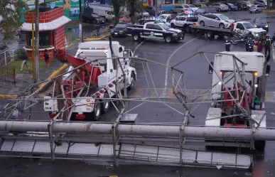 Espectacular cae sobre auto en Tlalnepantla durante fuertes lluvias