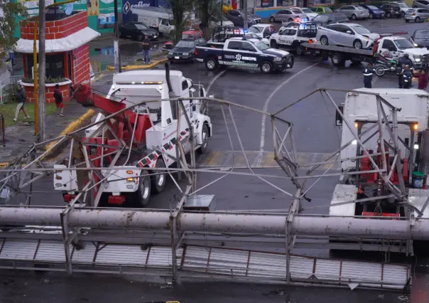 Espectacular cae sobre auto en Tlalnepantla durante fuertes lluvias