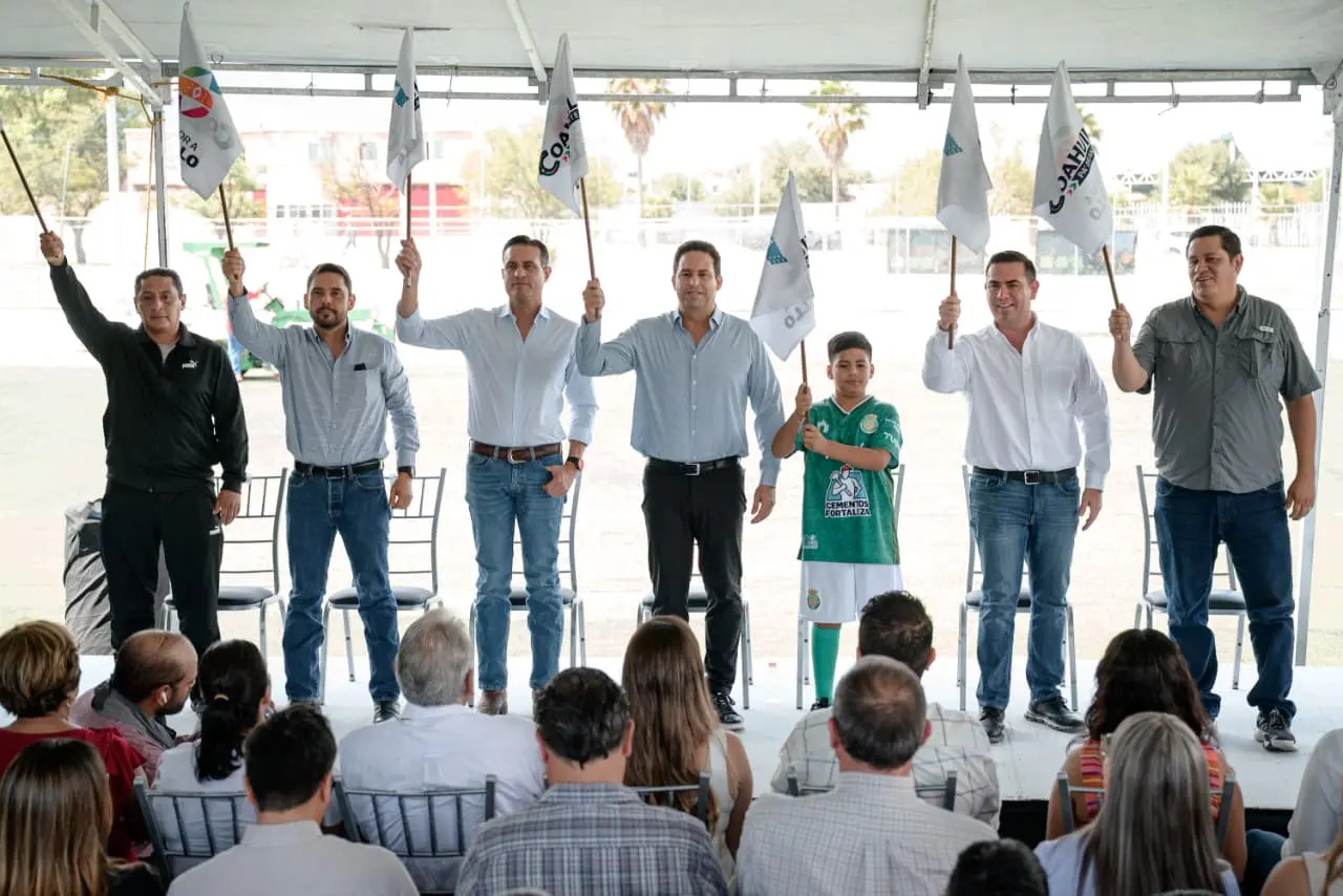 El alcalde Javier Díaz arranque de la rehabilitación de la cancha de futbol 11 en la unidad deportiva Carlos R. González. (Fotografía: Gobierno de Saltillo)