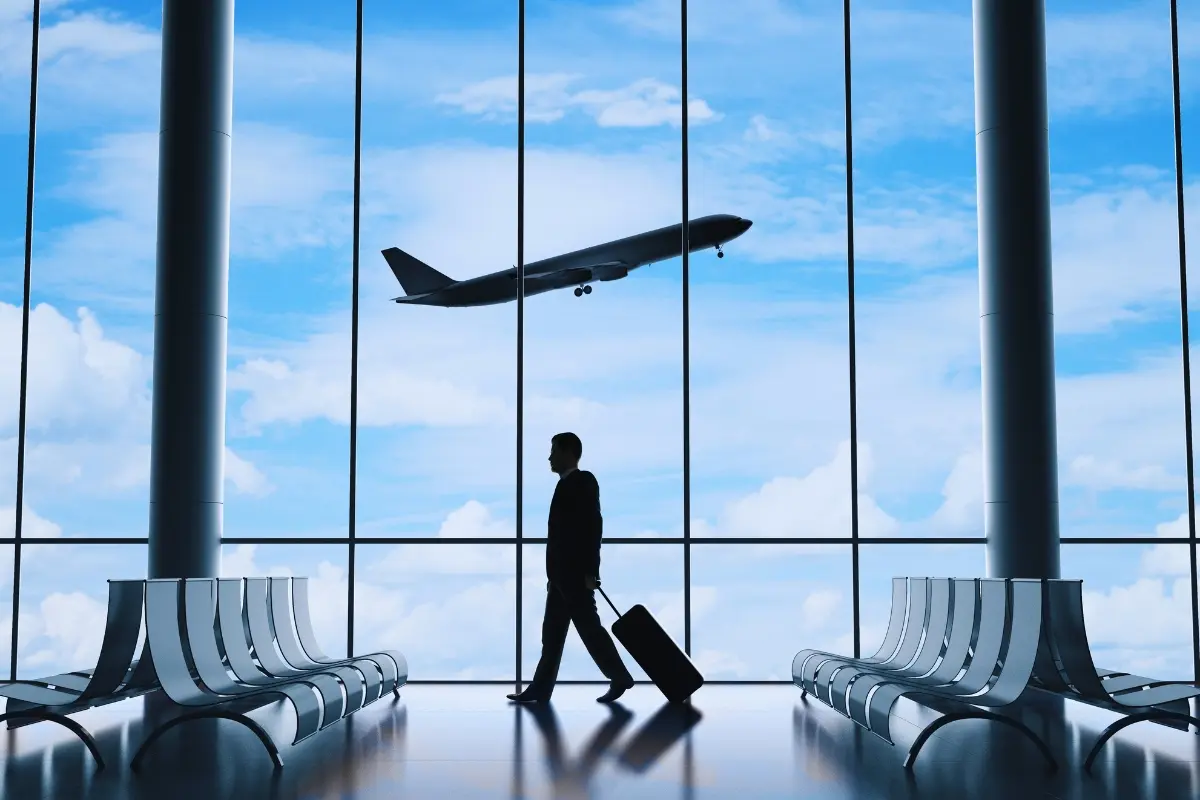 Un hombre en el aeropuerto. Foto: Canva