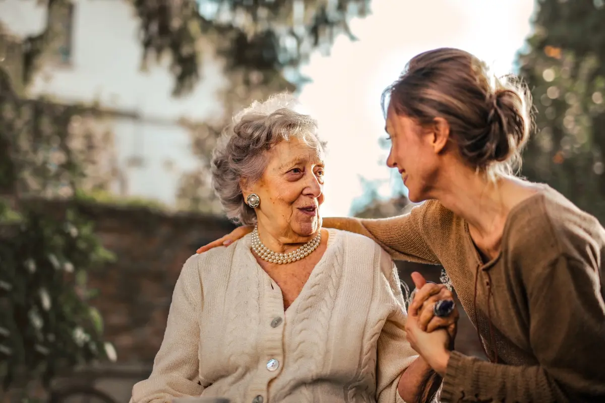 Dos mujeres tomadas de la mano. Foto: Canva