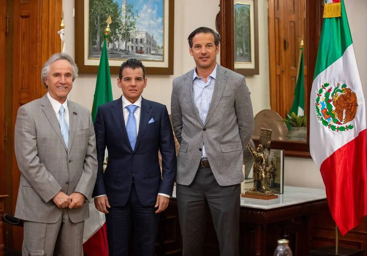 El funcionario estatal se reunió con el presidente y director de CANADEVI Nuevo León, el ingeniero Javier Treviño Garza y el licenciado Rodrigo Plancarte de la Garza, respectivamente. Foto: Gobierno de Nuevo León.