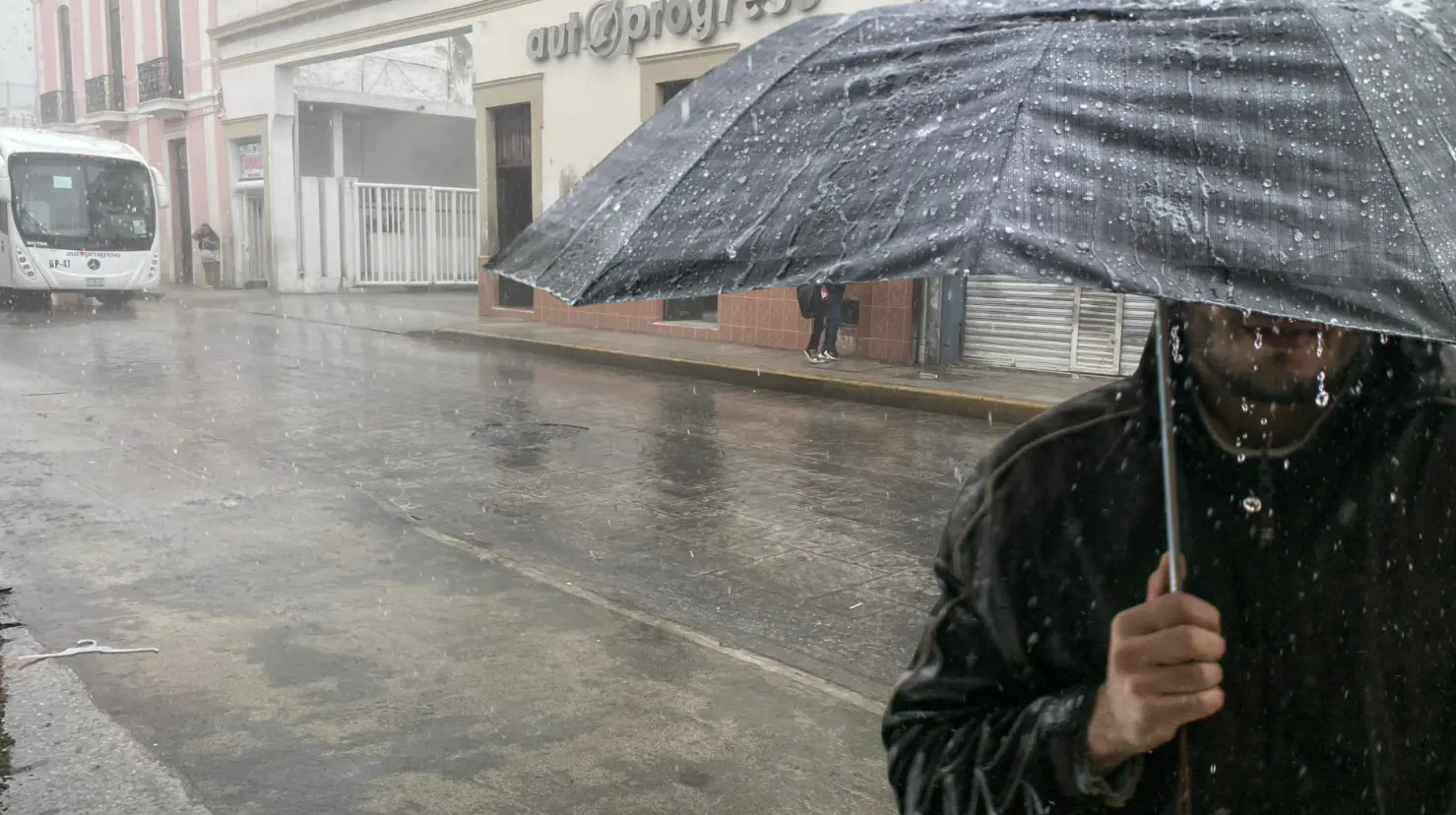 Las lluvias vespertinas seguirán durante esta jornada por los efectos de la onda tropical número 22 aunque será un ambiente bochornoso.- Fuente archivo POSTA y Canva