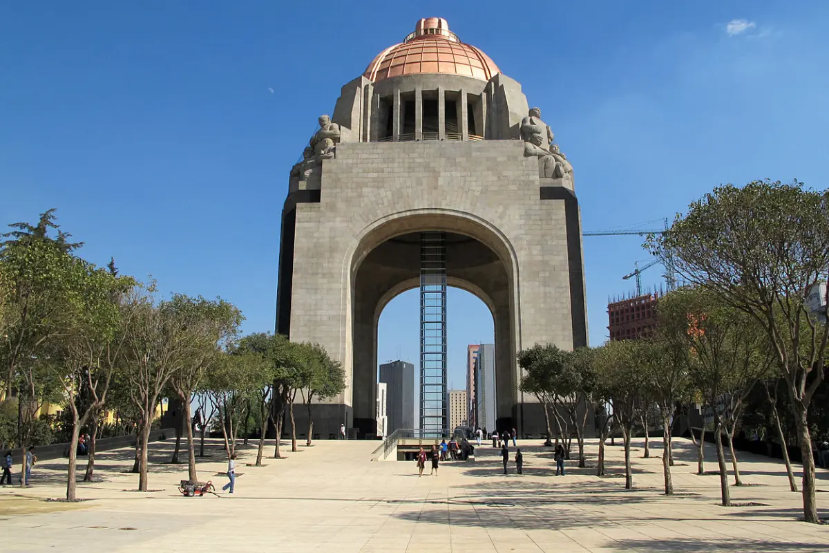 Monumento a la Revolución en CDMX. Foto: Wikipedia | Canva