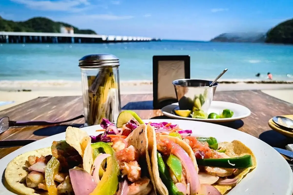 En  Oaxaca hay lugares para comer delicioso frente al mar a lo largo de toda la costa. Foro: FB Restaurante Ve el Mar