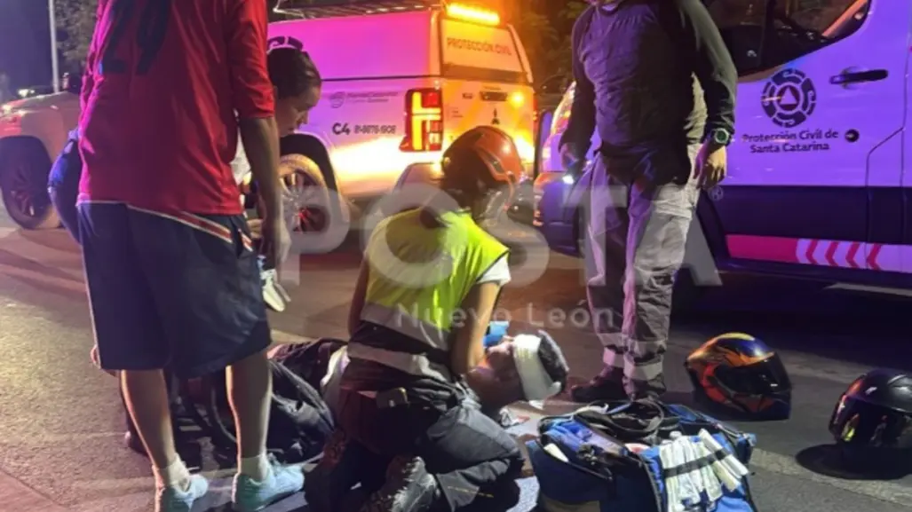 Moto embiste a peatón y lo deja herido en Santa Catarina