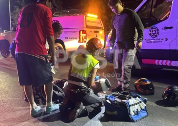 Moto embiste a peatón y lo deja herido en Santa Catarina