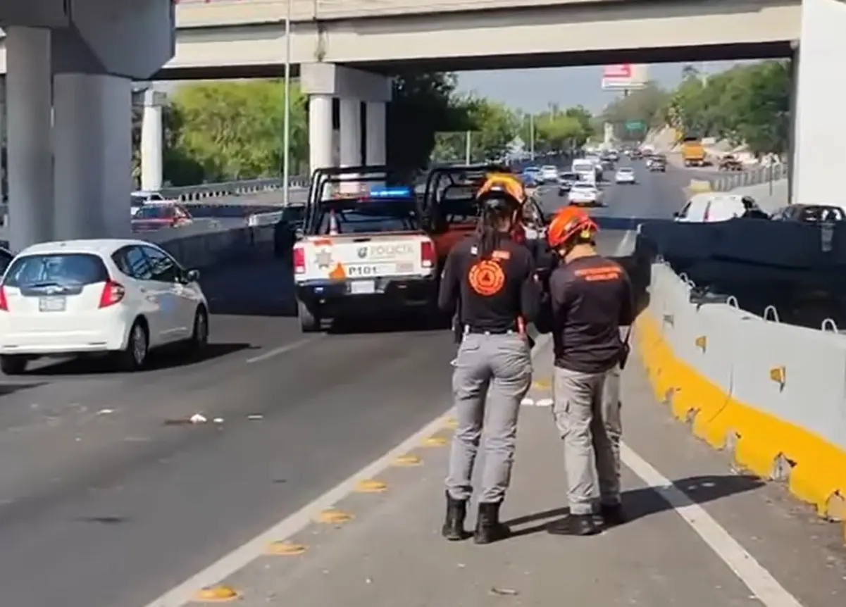 Este accidente pone de relieve la importancia de conducir con precaución y respetar las señales de tránsito en Guadalupe. Foto: Protección Civil de Nuevo León.