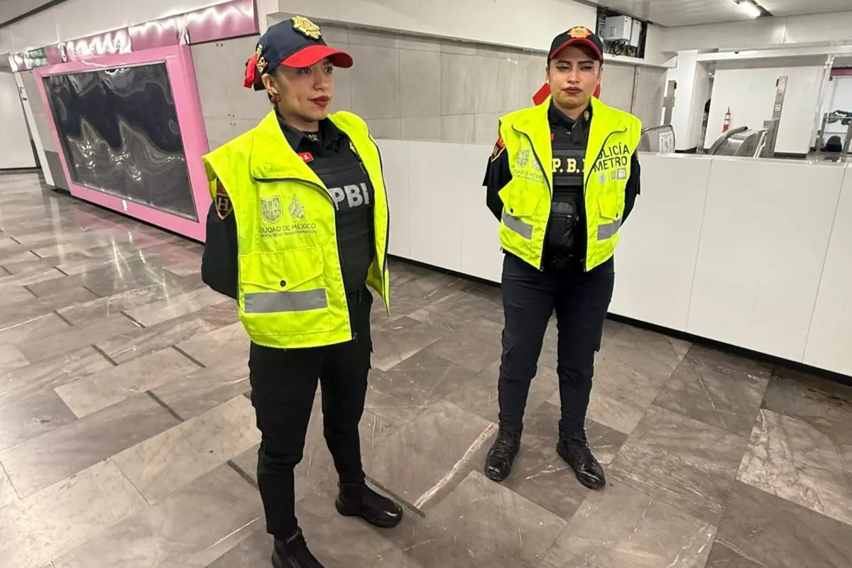 Policías que salvaron a niño que se atragantó con un cacahuate en el Metro.    Foto: Ramón Ramírez