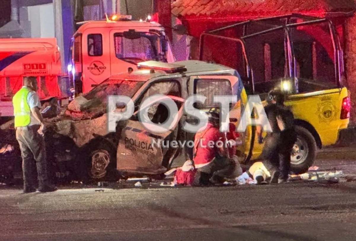Tras el choque, elementos de Protección Civil de Monterrey, Cruz Roja y CRUM acudieron al sitio para brindar atención. Foto: POSTA.