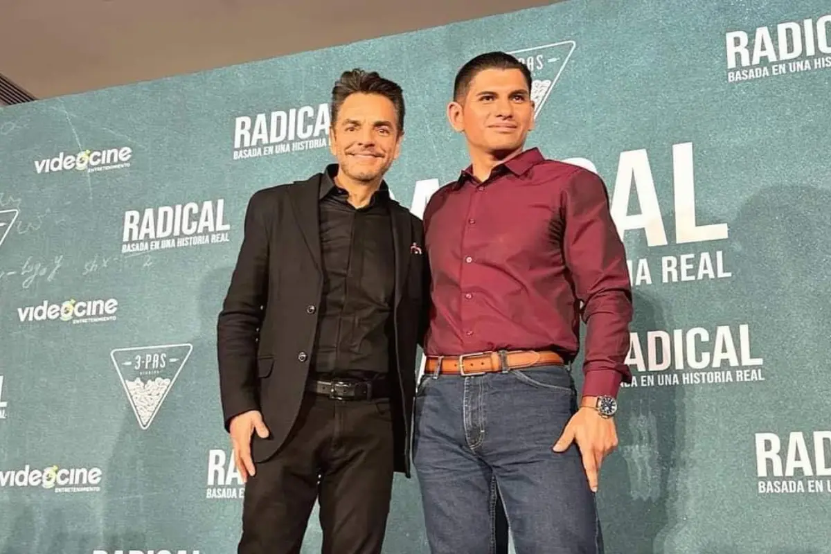 El maestro Sergio Iván Juárez Correa, quien inspiró parte de la historia de Radical, junto a Eugenio Derbez. Foto: Ramón Sánchez