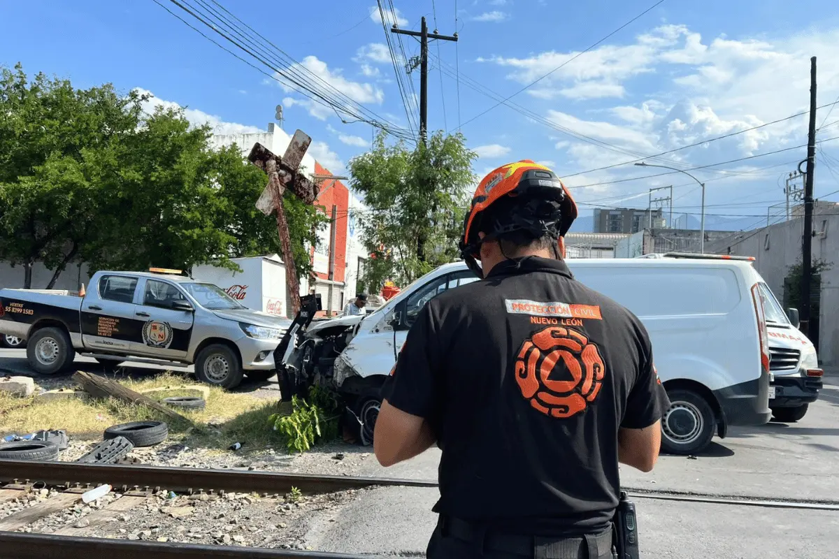 La camioneta tipo van presentaba daños por impacto. Foto: PCNL.
