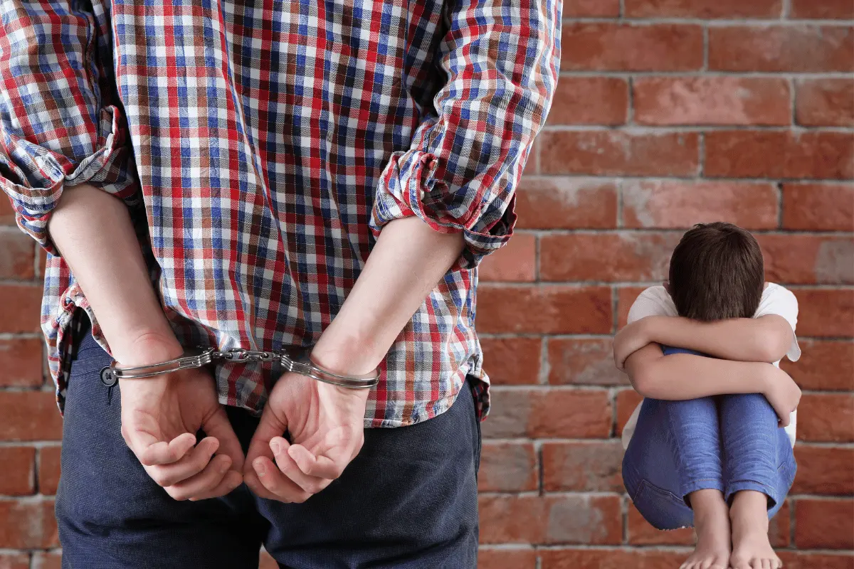 Los casos recientes han revelado un patrón preocupante, donde figuras de autoridad han sido señaladas por supuestamente cometer graves delitos contra niños y adolescentes. Foto: Canva.