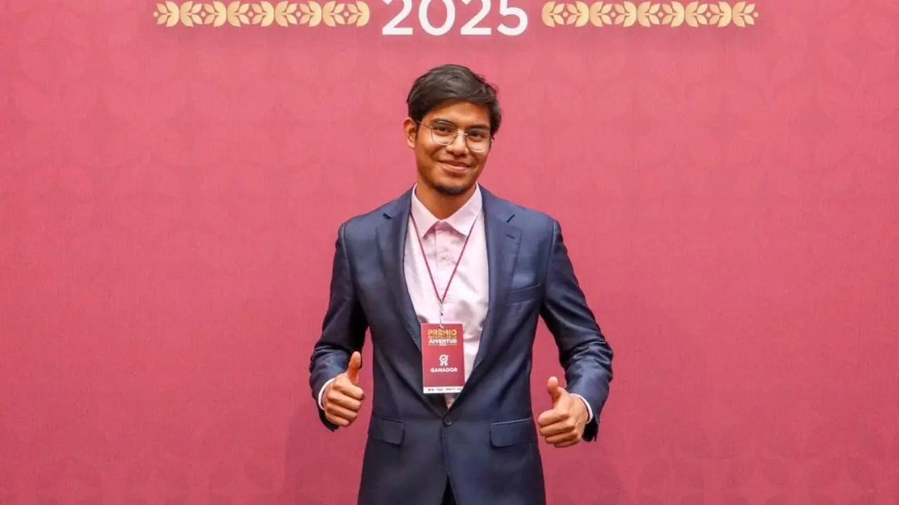 Aldair Rivera, el joven de Neza que convierte basura en fertilizante y ganó el Premio Estatal de la Juventud. Foto: Especial