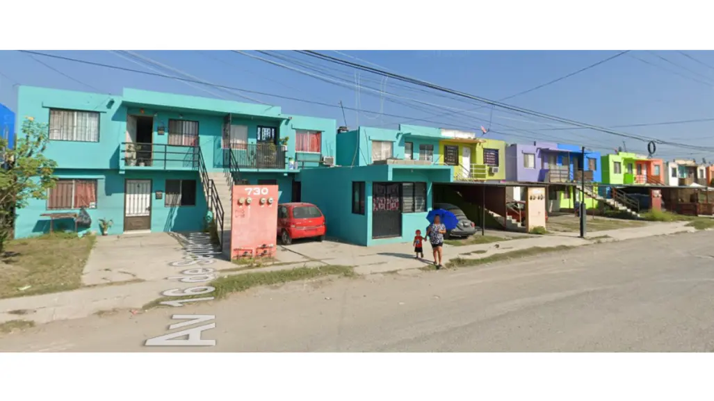 ¿Cómo evolucionó la colonia Azteca desde un asentamiento precario hasta un barrio residencial consolidado?