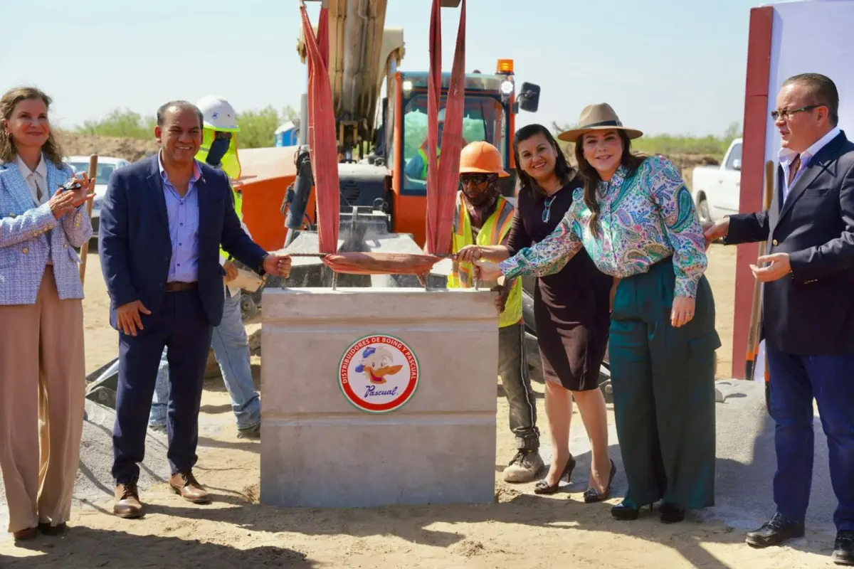 Colocación de la primera piedra de la planta que producirá bebidas frutales de la marca Boing en Nuevo Laredo. Foto: Ramón Sánchez