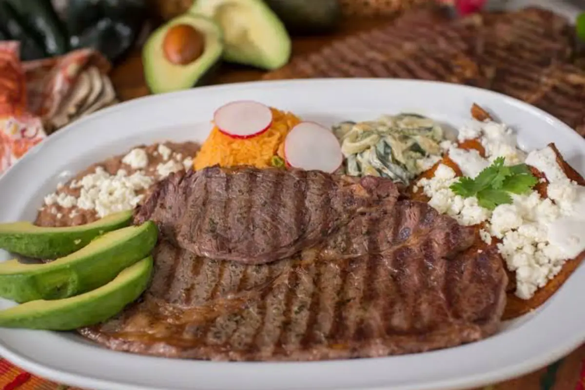 La carne a la tampiqueña es uno de los antojitos más representativos de Tamaulipas. Foto: Los Sabores de México