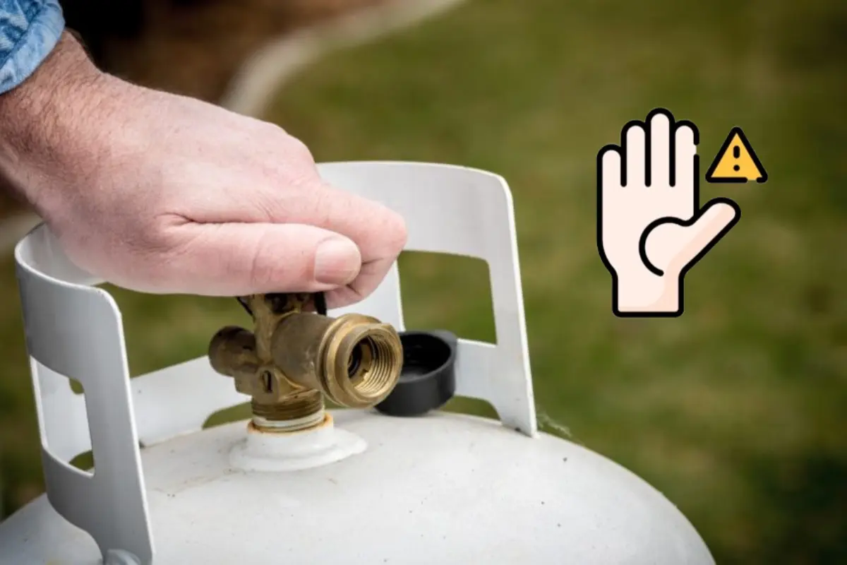 Revisando tanque de gas y símbolo de prevención. Foto: Gaslink y Canva