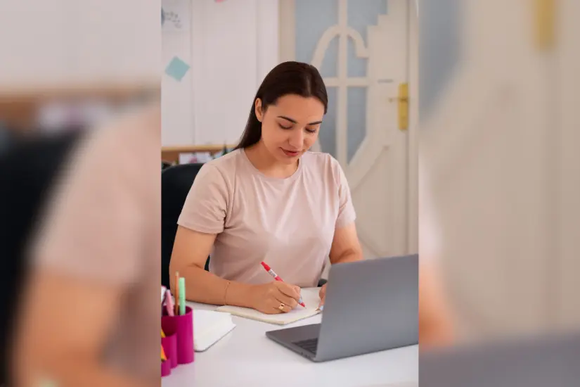El convenio beneficia a trabajadores estatales y sus familias con descuentos de hasta 80 por ciento en los planes de estudio de IEXE Universidad. Foto: Freepik