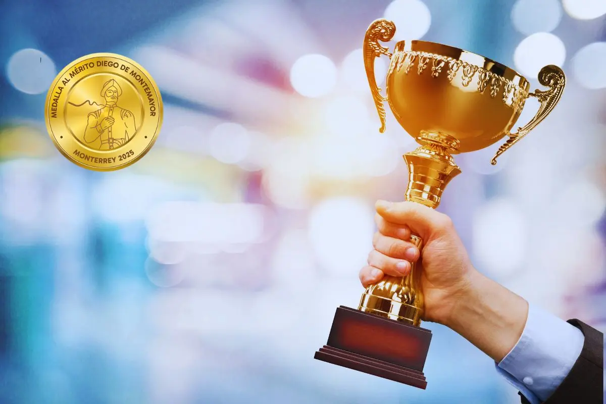 Una mano sosteniendo un trofeo y la medalla de lado izquierdo Foto: Canva